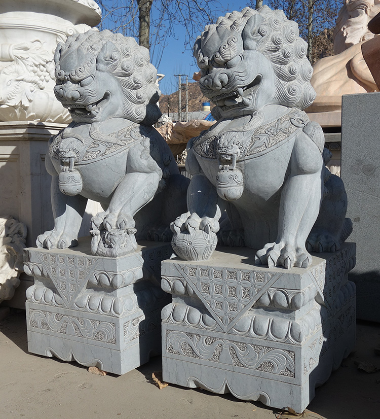 在摆放石雕狮子时一般都是雌雄搭配着放的,但是要注意在摆放的时候